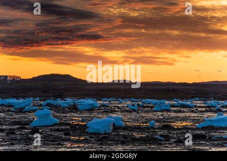 Coucher de soleil époustouflant au-dessus du rivage parsemé de icebergs en fusion. Banque D'Images