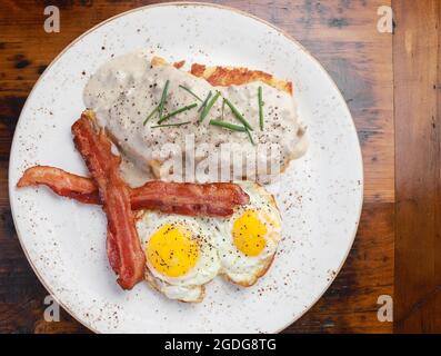 Assiette à petit-déjeuner avec œufs Sunny Side Up et bacon Banque D'Images