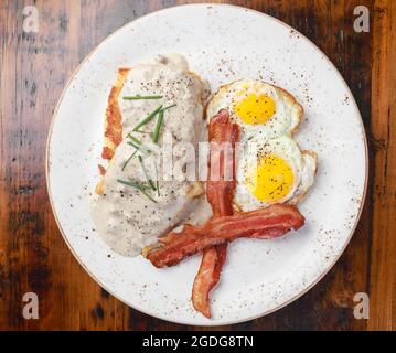 Petit-déjeuner avec bacon, œufs, petits gâteaux et sauce Banque D'Images