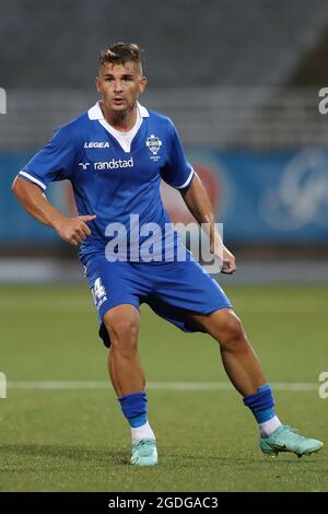 Novaro, Italie, 7 août 2021. Elis Kabashi de Côme pendant le match de Coppa Italia au Stadio Silvio Piola, Novaro. Le crédit photo devrait se lire: Jonathan Moscrop / Sportimage Banque D'Images