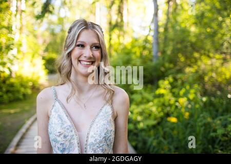 Portrait d'une jeune belle femme blonde souriante à l'extérieur. Banque D'Images