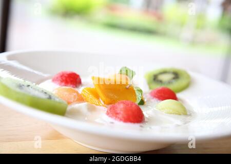 Pudding aux fruits sur fond de bois Banque D'Images