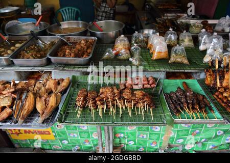 fruits du marché thaïlandais et grill Banque D'Images