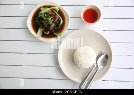 Flanc de porc braisé dans le style japonais Banque D'Images