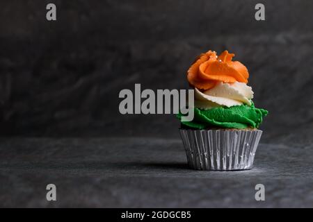 Cupcake décoré de trois couleurs givrantes pour célébrer l'indépendance indienne. Inde indépendance. Célébration du jour de l'indépendance. Banque D'Images