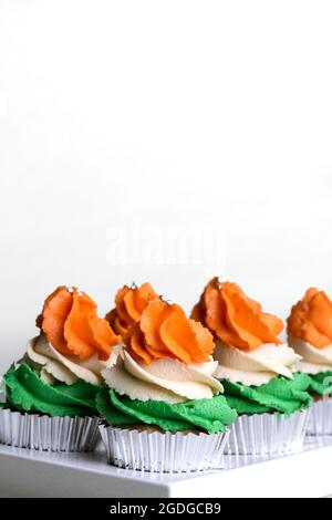 Cupcake décoré de trois couleurs givrantes pour célébrer l'indépendance indienne. Inde indépendance. Célébration du jour de l'indépendance. Banque D'Images