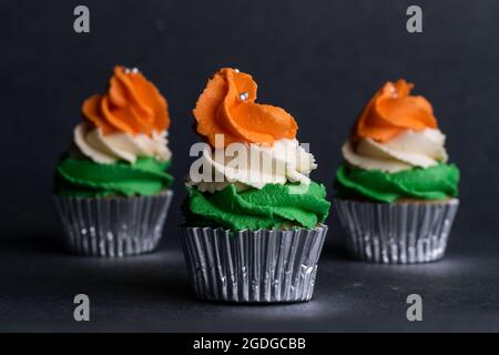 Cupcake décoré de trois couleurs givrantes pour célébrer l'indépendance indienne. Inde indépendance. Célébration du jour de l'indépendance. Banque D'Images