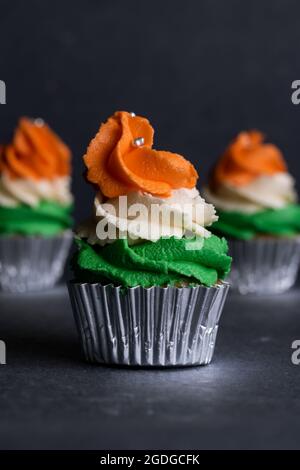 Cupcake décoré de trois couleurs givrantes pour célébrer l'indépendance indienne. Inde indépendance. Célébration du jour de l'indépendance. Banque D'Images