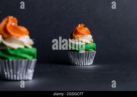 Cupcake décoré de trois couleurs givrantes pour célébrer l'indépendance indienne. Inde indépendance. Célébration du jour de l'indépendance. Banque D'Images