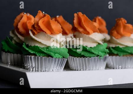 Cupcake décoré de trois couleurs givrantes pour célébrer l'indépendance indienne. Inde indépendance. Célébration du jour de l'indépendance. Banque D'Images