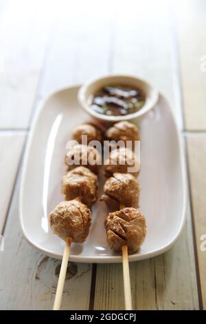 Meatball avec thai sauce épicée Banque D'Images