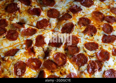 Gros plan d'une pizza au salami Banque D'Images