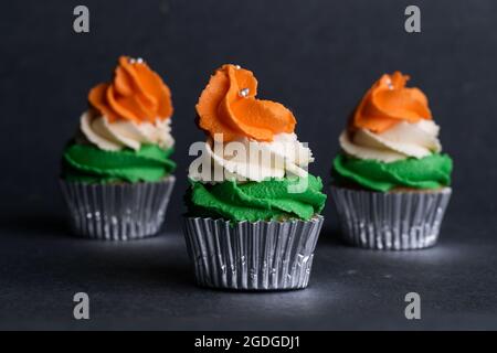 Cupcake décoré de trois couleurs givrantes pour célébrer l'indépendance indienne. Inde indépendance. Célébration du jour de l'indépendance. Banque D'Images