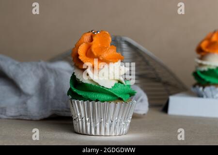 Cupcake décoré de trois couleurs givrantes pour célébrer l'indépendance indienne. Inde indépendance. Célébration du jour de l'indépendance. Banque D'Images