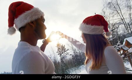 un couple amoureux montre les rayons de soleil vus en forme de coeur. Photo de haute qualité Banque D'Images