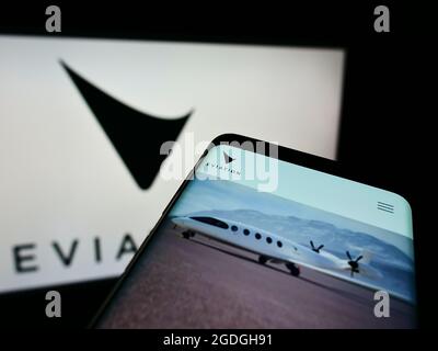 Téléphone portable avec page web de la compagnie d'avions électriques Eviation Aircraft Ltd. À l'écran devant le logo d'affaires. Faites la mise au point dans le coin supérieur gauche de l'écran du téléphone. Banque D'Images