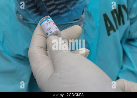 Colombo, Sri Lanka. 13 août 2021. Un responsable sanitaire de l'armée sri-lankaise tient un flacon de vaccin COVID-19 lors d'une campagne de vaccination mobile par les responsables sanitaires de l'armée à Colombo. (Photo de Saman Abesiriwardana/Pacific Press) crédit: Pacific Press Media production Corp./Alay Live News Banque D'Images