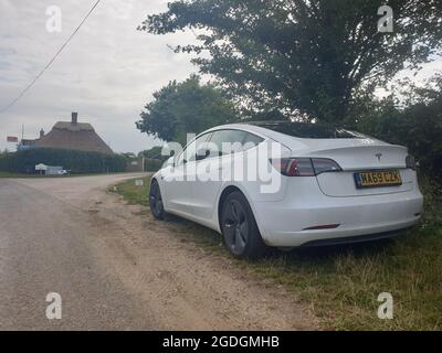 Sutton Suffolk UK août 12 2021: Un modèle 2019 Tesla modèle 3 véhicule électrique à deux moteurs à traction intégrale longue portée stationné dans un petit village rural à Suffo Banque D'Images