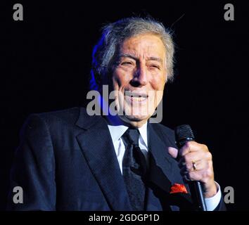 Le 13 août 2021 : le chanteur américain Tony BENNETT, ancien combattant, a pris sa retraite à l'âge de 95 ans, a déclaré son fils et son gérant. Il fait tomber le rideau sur une brillante carrière de sept décennies pour le crooner qui a révélé plus tôt cette année qu'il a la maladie d'Alzheimer. Son fils Danny a déclaré que la « décision difficile » d'annuler les 2021 dates restantes de la tournée avait été prise sur les « commandes des « détracteurs » ». PHOTO DU DOSSIER TOURNÉ LE: 08 novembre 2013, Ontario, Canada: Tony Bennett, crooner de jazz légendaire, se produit au ''an Evening with Tony Bennett'' (2013) au Centre des congrès de Hamilton par Carmen's, Hamilton, Ontario, Canada Banque D'Images