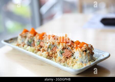 Petits pains à sushis japonais au saumon Banque D'Images