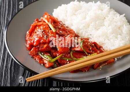 Jeyuk Bokkkkeum plat de porc traditionnel de Corée du Sud gros plan dans une assiette sur la table. Horizontale Banque D'Images
