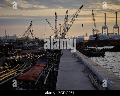 Nord de Jakarta, Indonésie. 12 août 2021. Situation de la côte du Cilincining, dans le nord de Jakarta, qui risque actuellement d'être noyée. Lors du discours de Joe Biden sur le changement climatique qui s'est tenu le 27 juillet, il a déclaré que la capitale de Jakarta risque d'être noyée dans les 10 prochaines années. Crédit : Pacific Press Media production Corp./Alay Live News Banque D'Images