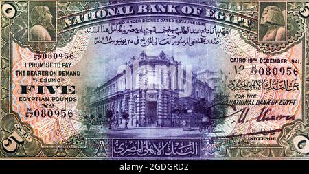 Côté opposé de 5 LE cinq livres égyptiens banknote série 1941 avec du bâtiment abritant la Banque nationale d'Égypte au Caire, rétro vintage Banque D'Images