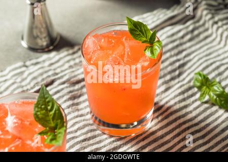 Cocktail de purée de fraise avec Gin Banque D'Images