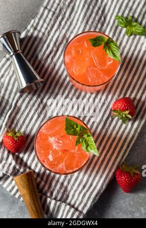 Cocktail de purée de fraise avec Gin Banque D'Images