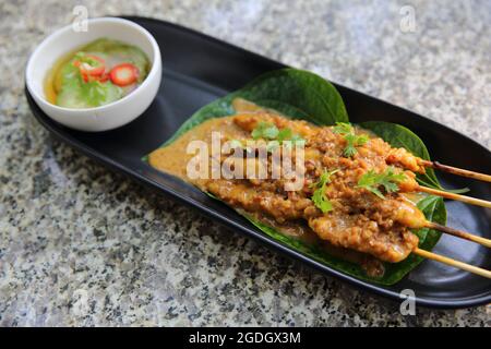 Poulet Satay en gros plan, cuisine asiatique Banque D'Images