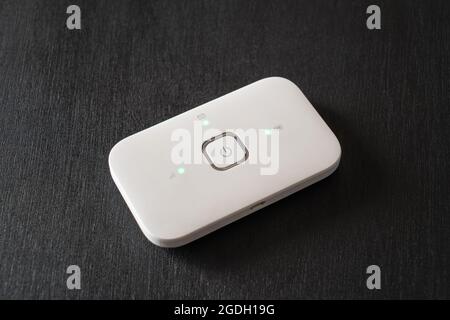 Appareil de poche Wi-Fi hotspot blanc sur fond noir. Banque D'Images