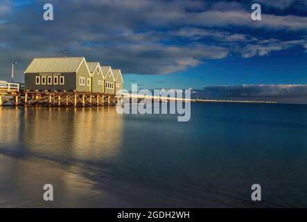 La jetée de Busselton au lever du soleil, Australie occidentale. Banque D'Images