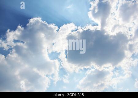 Ciel magnifique. Rayons du soleil derrière les nuages. Arrière-plan Banque D'Images