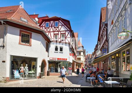 Mosbach, Allemagne - juin 2021 : centre-ville historique avec maisons à pans de bois dans la rue principale par beau temps Banque D'Images