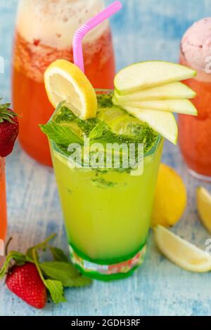 limonade rafraîchissante au citron, à la fraise et à la menthe sur fond bleu Banque D'Images