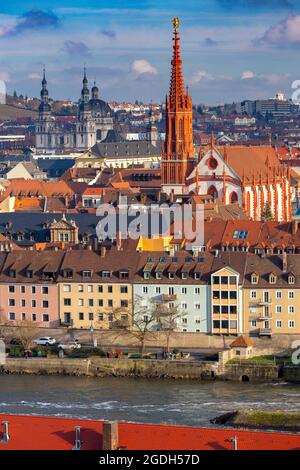 Vue panoramique aérienne de la ville par une journée ensoleillée. Wurzburg Bavière Allemagne. Banque D'Images