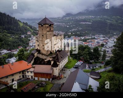 Château de Landeck dans le village tyrolien de Landeck en Autriche Banque D'Images