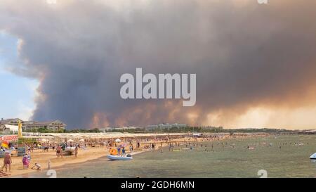 Les flammes et la fumée des feux de forêt couvrent le paysage. Nuages de fumée au-dessus des hôtels et sur la mer: Antalya, Manavgat Turquie - 28 juillet 2021. Banque D'Images