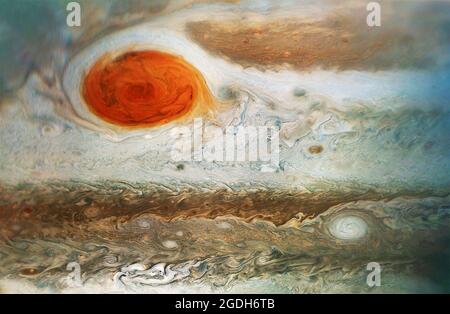 Un gros plan spectaculaire de la tache rouge géante sur Jupiter, vue par l'engin spatial Juno de la NASA en 2018. L'image est un composite de trois images prises entre 15400 miles et 30600 miles d'altitude (c'est pourquoi le coin supérieur gauche de l'image est flou). Banque D'Images