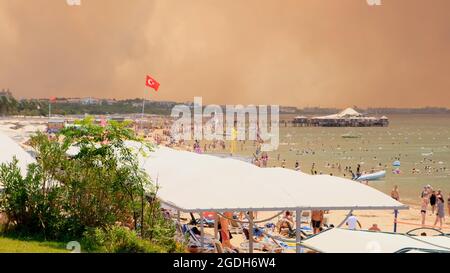 Les flammes et la fumée des feux de forêt couvrent le paysage. Nuages de fumée au-dessus des hôtels et sur la mer: Antalya, Manavgat Turquie - 28 juillet 2021. Banque D'Images