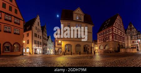 Panorama de la place du marché et des façades de maisons médiévales à colombages. Rothenburg ob der Tauber. Bavière Allemagne. Banque D'Images