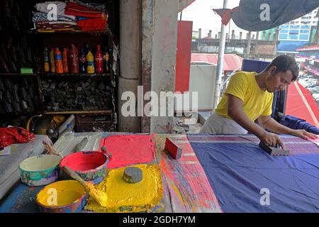 Dhaka, Bangladesh . 13 août 2021. Dhaka, Bangladesh, le 13 août 2021 : un artisan fabrique un tissu peint à la main, dans une maison de charme. Les travailleurs des industries de bloc et de boutique du nouveau marché de Dhaka ont été autorisés à rouvrir à la suite des nouveaux protocoles de santé par Covid-19 après 19 jours de confinement sévère. Credit: Maruf Rahman /Groupe Eyepix/Alamy Live News Credit: Groupe EYEPIX/Alamy Live News Banque D'Images