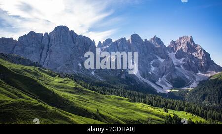 Dolomites de mon prospective. Une vue incroyable sur le mont 'Civetta', 'Pale di San Martino', 'Ssopiatto' et 'Ssolungo'. Banque D'Images