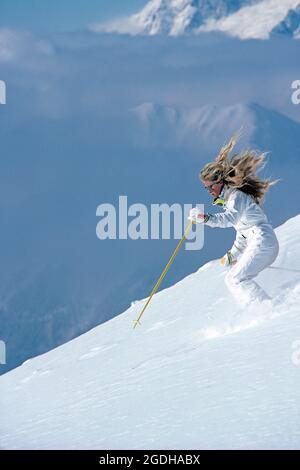 Nouvelle-Zélande. Jeune femme ski alpin sur les pistes alpines. Banque D'Images