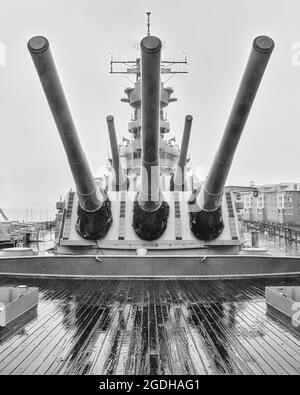 L'USS Wisconsin a été lancé en 1944. Surnommé « Wisky », il s’agit d’un cuirassé de classe Iowa. La batterie principale du Wisconsin était de neuf 16 pouces/50ca Banque D'Images