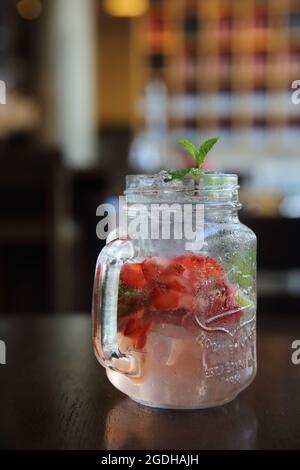 cocktail fraise sur fond de bois Banque D'Images