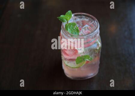 cocktail fraise sur fond de bois Banque D'Images