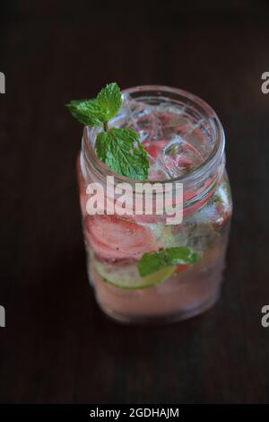 cocktail fraise sur fond de bois Banque D'Images