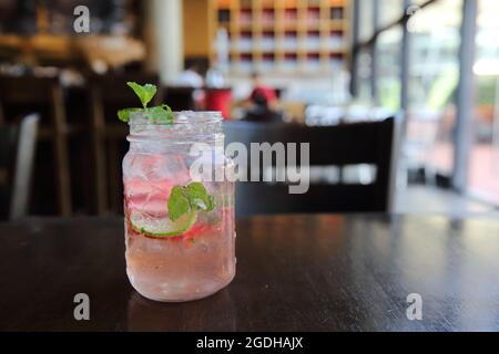 cocktail fraise sur fond de bois Banque D'Images