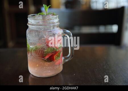 cocktail fraise sur fond de bois Banque D'Images